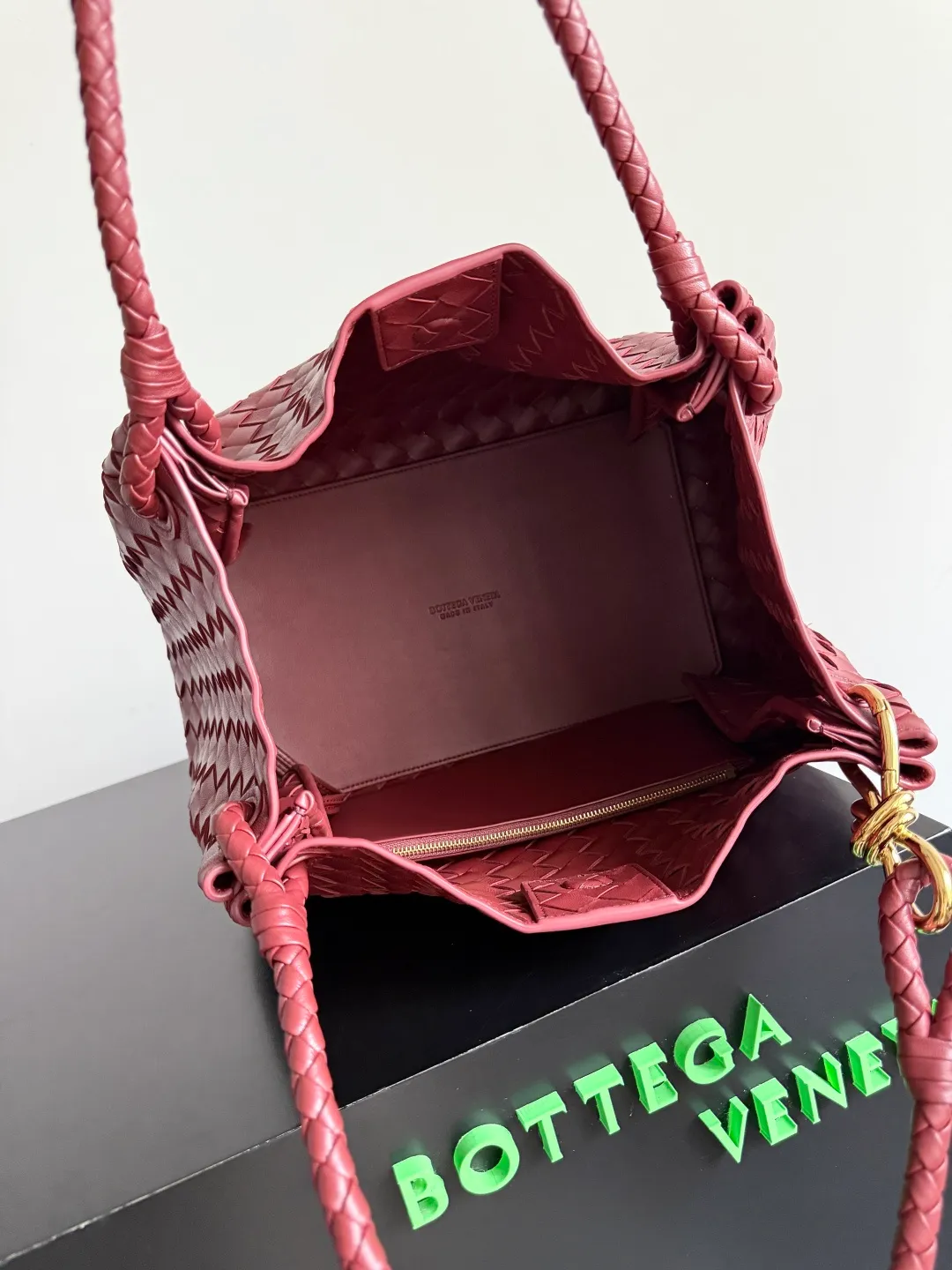 Batch 2660 24 early autumn new model Andiamo Parachute woven leather is made of folded stitching at the four corners # Craftsmanship and creativity. The large size is atmospheric and practical. One of the must-selects for BV. It has a large space, can hold a computer, the shoulder strap is thick, and the upper shoulder is very comfortable. The large parachute upper body is real shot and can be carried on the back. The upper body is versatile and cute☺️ Style number: 796571 Size: 30*26*20cm